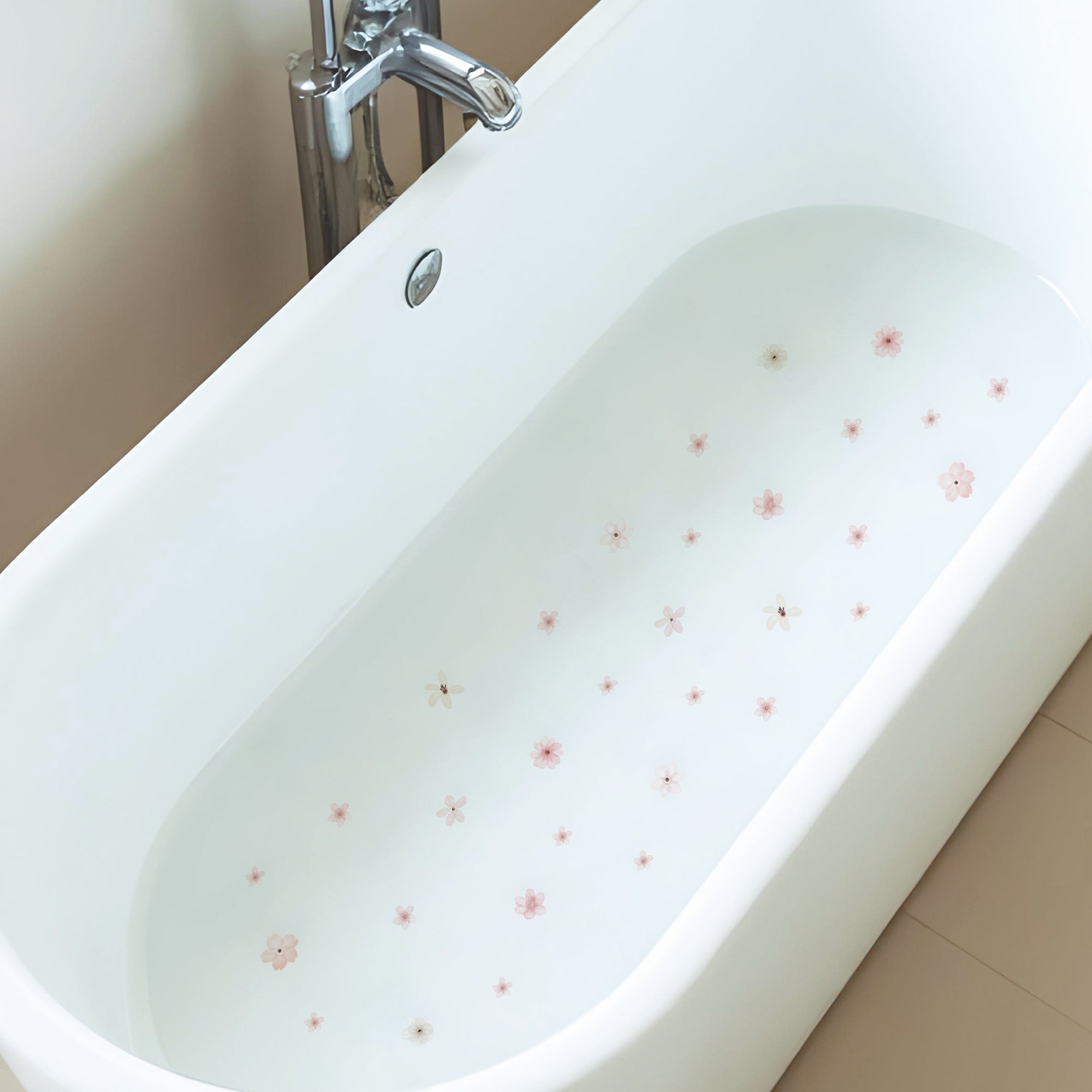 vista general de bañera blanca y minimalista con pegatinas antideslizantes flores de baño de color rosa creando un ambiente seguro durante el baño