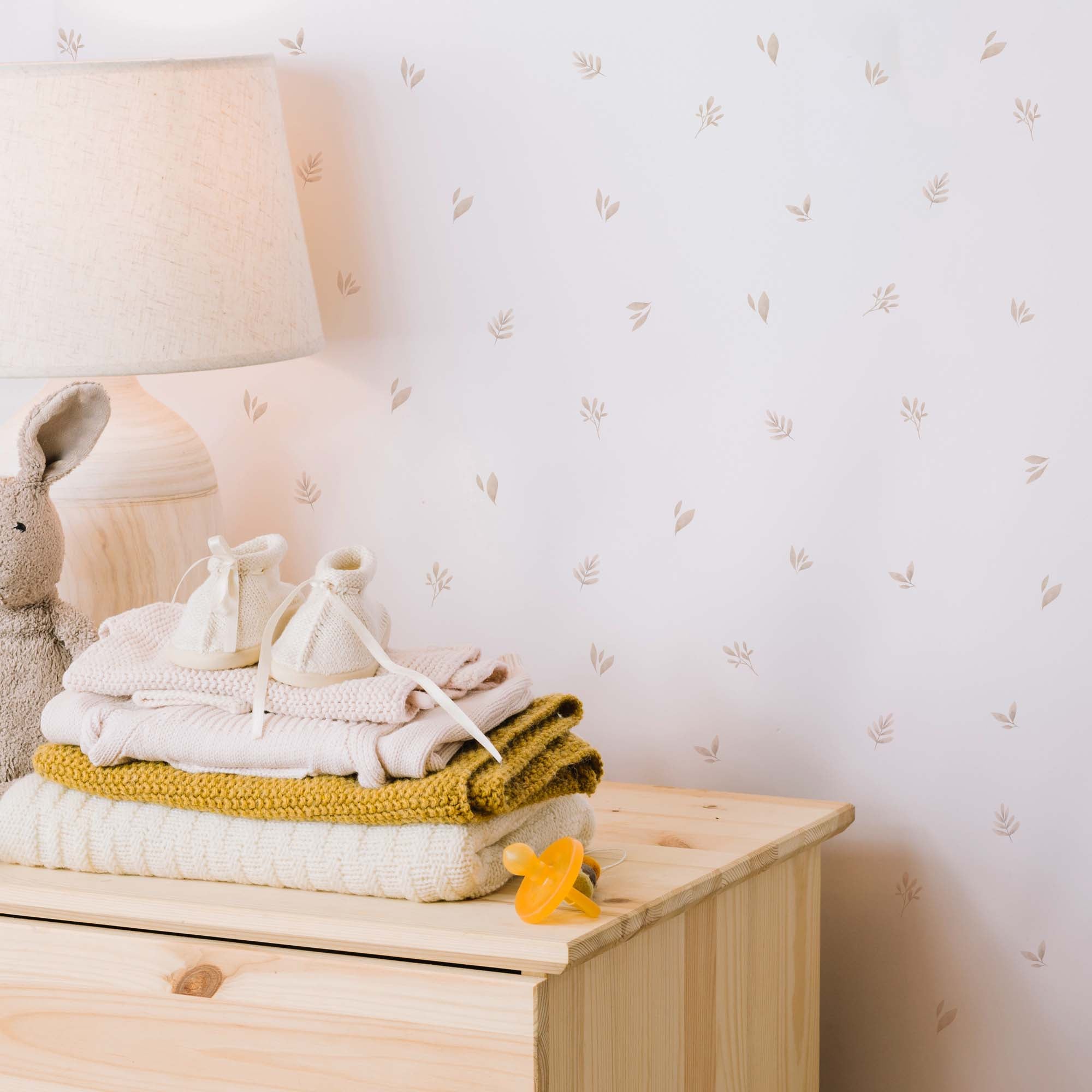 comprar hojas y ramas con acabado acuarela para decorar dormitorios infantiles color beige #color_plantas-acuarela-beige