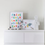 Decoración infantil con láminas abecedario de colores