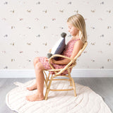 Papel pintado para decoracar habitación infantil con estampado de animales en color rosa
