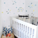 Cuarto de bebé con Vinilo de manchas azul. Decoración de pared nicolasito