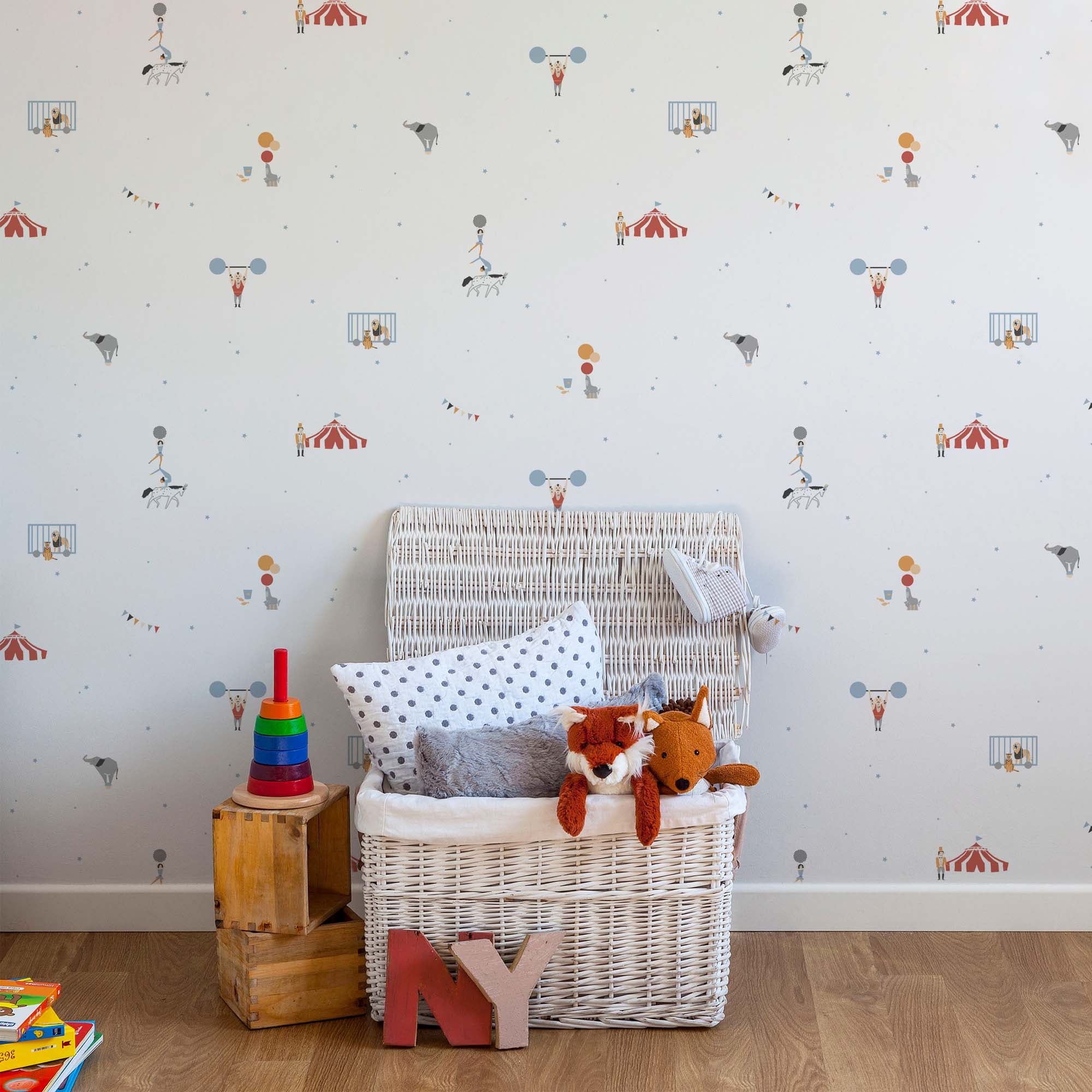 Papel pintado para decorar habitación infantil con estampado de circo blanco #color_Circo-blanco