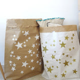 Sacos de papel kraft y blanco para guardar juguetes estrellas